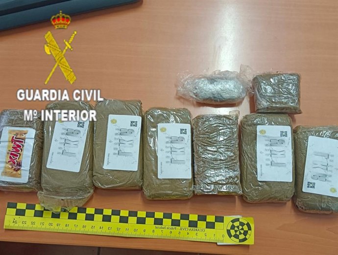 Tabletas de hachís incautadas por la Guardia Civil en Cantillana.