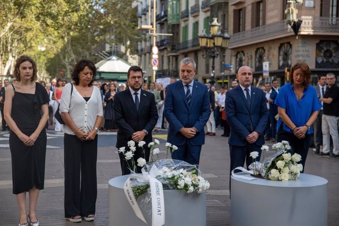 Minut de silenci de les autoritats en el sis aniversari del 17A