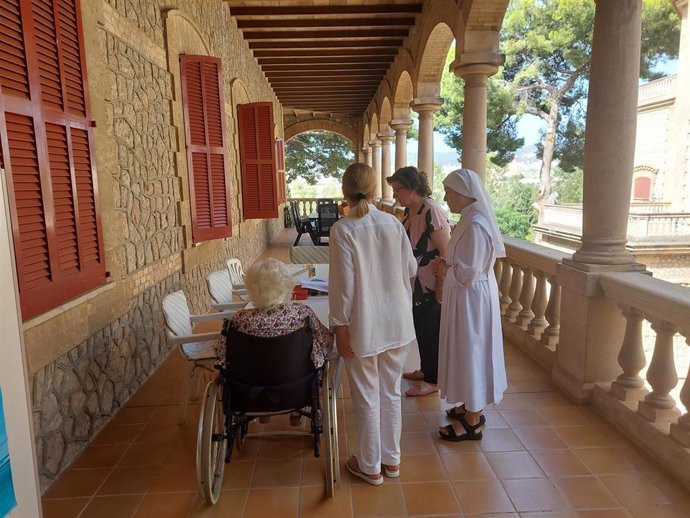 La consellera de Familias y Asuntos Sociales, Catalina Cirer, visita la residencia de las Hermanitas de los Pobres