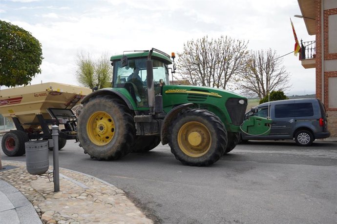 Un agricutlor realiza labores con su tractor en un municipio de Segovia.