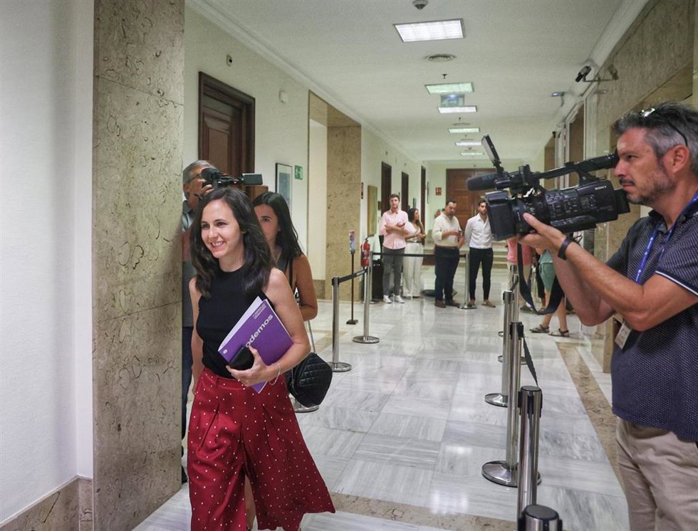 La secretaria general de Podemos y ministra de Derechos Sociales en funciones, Ione Belarra, a su salida tras presentar sus credenciales en el Congreso, a 11 de agosto de 2023, en Madrid (España). 