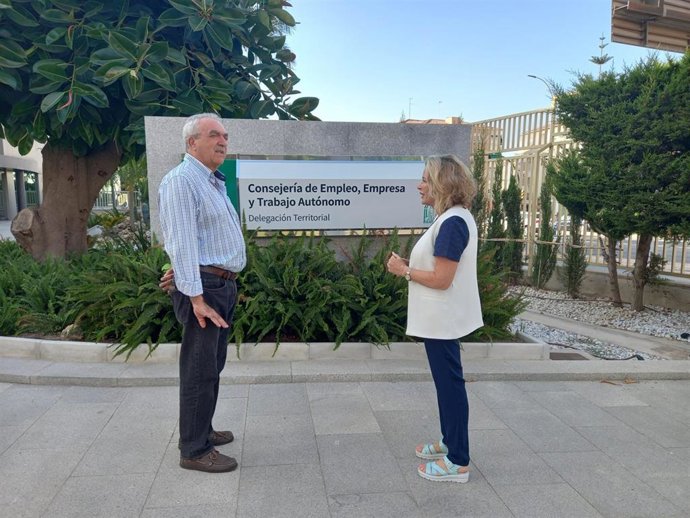 Ka delegada de Empleo, Empresa y Trabajo Autónomo en Málaga, Carmen Sánchez Sierra, junto al secretario provincial del SAE, Víctor Villaescusa Arnedo.