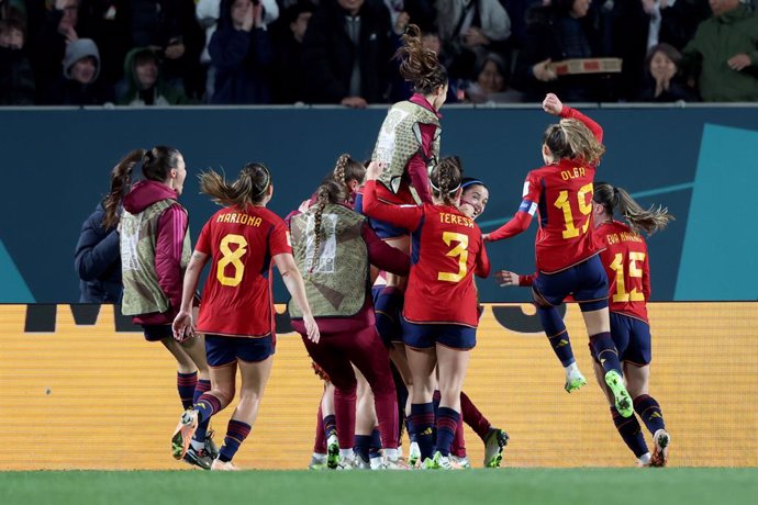 Spain celebrate Salma Paralluelos goal during the FIFA Women's World Cup 2023 Semi Final soccer match between Spain and Sweden in Auckland, New Zealand, Tuesday, August 15, 2023. (AAP Image/Brett Phibbs) NO ARCHIVING, EDITORIAL USE ONLY