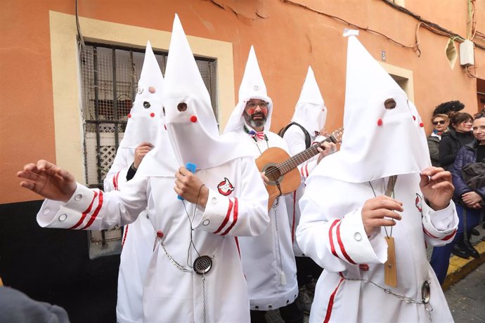 Archivo - Una chirigota callejera durante el Carnaval de Cádiz de 2023