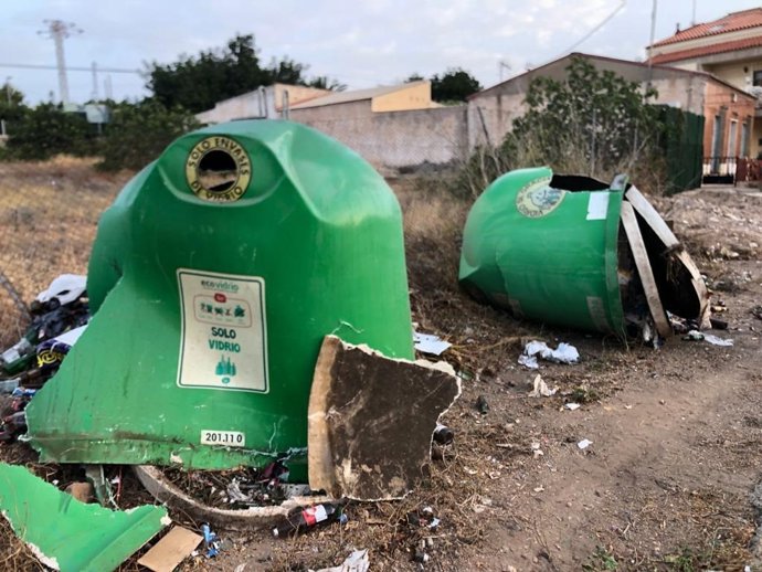 Dos contenedores ubicados en la carretera RM-E21, que une Canteras con El Portús, en el término municipal de Cartagena (Murcia)