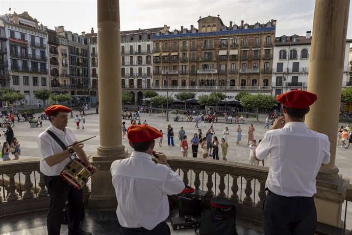 Archivo - Los bailables de txistu y gaita vuelven este martes a la plaza del Castillo