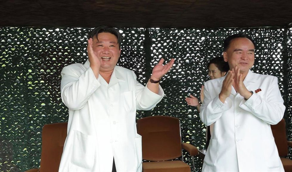 Archivo - El dirigente de Corea del Norte, Kim Jong Un, aplaude tras el lanzamiento de un misil