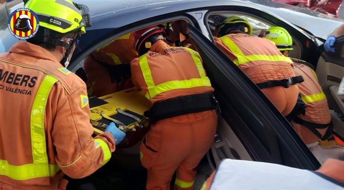 Bomberos intervienen en un accidente entre tres vehículos en la A-7, a la altura de Manises (Valencia)