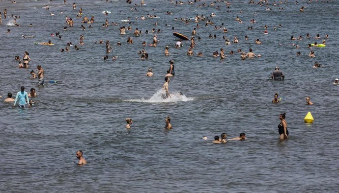 Archivo - Bañistas disfrutan en la Playa de la Malvarrosa