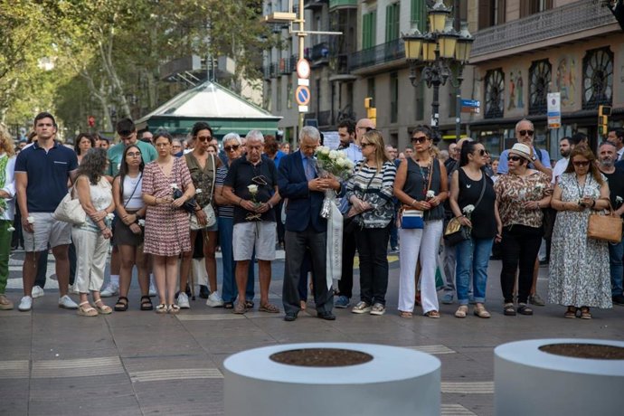 Imagen de las víctimas realizando un minuto de silencio durante el sexto aniversario de los atentados del 17A