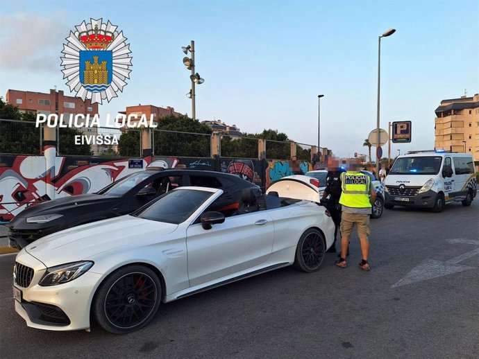 Agentes de la Policía Local de Ibiza en el momento de la detención.
