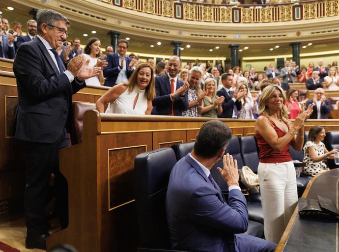(I-D) El portavoz del PSOE en el Congreso, Patxi López, la diputada socialista y expresidenta de Baleares, Francina Armengol el presidente del Gobierno en funciones y secretario general del PSOE, Pedro Sánchez, la líder de Sumar, Yolanda Díaz durante la