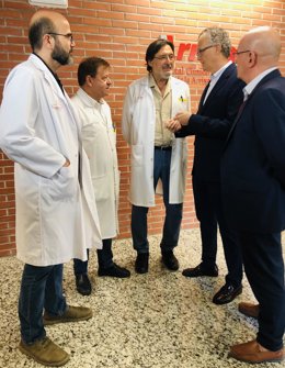 El consejero de Salud en funciones, Juan José Pedreño, en un encuentro con los profesionales del equipo de cirugía de la Arrixaca