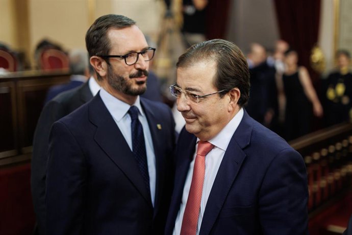 El expresidente de la Junta de Extremadura, Guillermo Fernández Vara (d), propuesto por el PSOE como vicepresidente del Senado, se cruza con el portavoz del PP en el Senado, Javier Maroto (i), en el hemiciclo de la Cámara Alta antes de la Sesión Constit