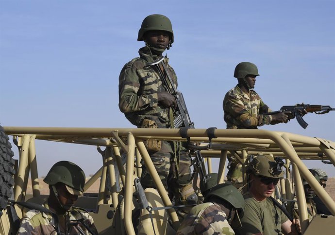 Archivo - November 2, 2020, Agadez, Niger: Soldiers with the Niger Armed Forces during a small unit tactics and operations training taught by the U.S. Air Force 409th Expeditionary Security Forces Squadron Forces at Nigerian Air Base 201 February 11, 20