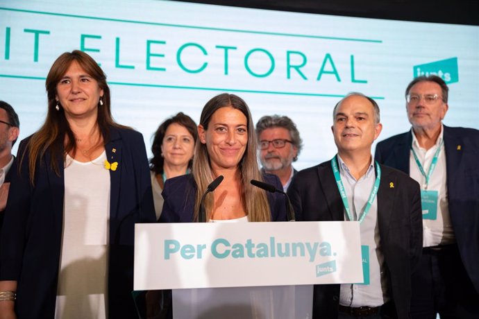 La candidata de Junts al Congrés per Barcelona, Mriam Nogueras, amb la presidenta del partit, Laura Borrs, i el secretari general, Jordi Turull, en la nit electoral