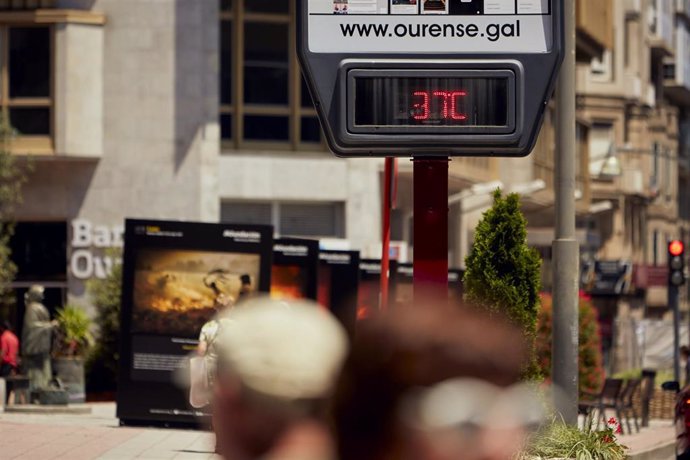 Archivo - Un termómetro con temperatura a 37,  a 23 de junio de 2023, en Ourense, Galicia (España). 