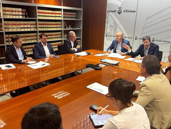 Reunión entre representantes del Govern y del Consell de Ibiza.