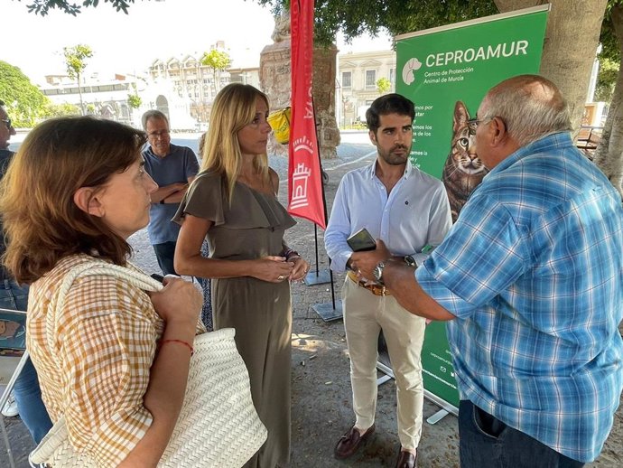 Los concejales de Cultura e Identidad, Diego Avilés, y de Bienestar Social, Familia y Salud, Pilar Torres, en la presentación de la Feria de Adopción de Animales