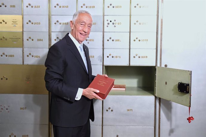 Archivo - El presidente de Portugal, Marcelo Rebelo de Sousa, posa en el acto de entrega del legado in memoriam de José Saramago a la Caja de las Letras