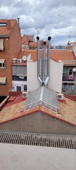 Archivo - Chimeneas de cocinas industriales en la calle Morando, 6