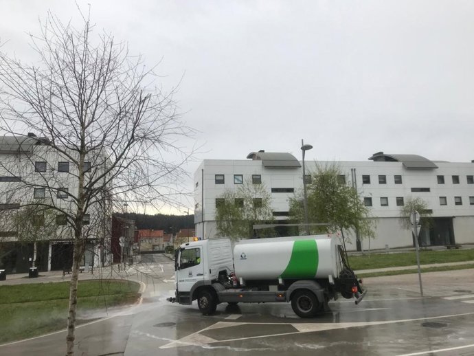 Archivo - Vehículo de limpieza en Santiago