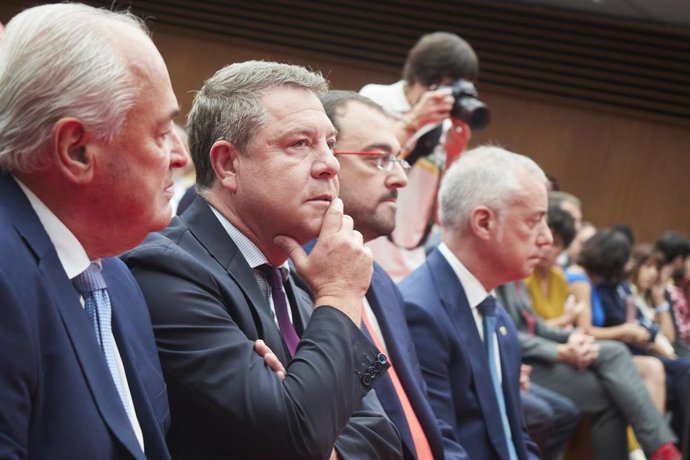 Emiliano Garcia Page, presidente de Castilla la Mancha , el presidente de Asturias Adrian Barbón e Iñigo Urkullu, lehendakari de Euskadien el acto de toma de posesión de María Chivite como presidenta de Navarra.