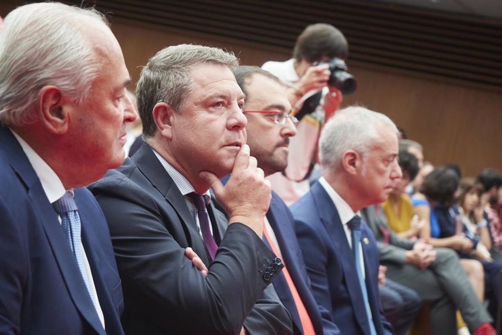 Emiliano Garcia Page, presidente de Castilla la Mancha , el presidente de Asturias Adrian Barbón e Iñigo Urkullu, lehendakari de Euskadien el acto de toma de posesión de María Chivite como presidenta de Navarra.