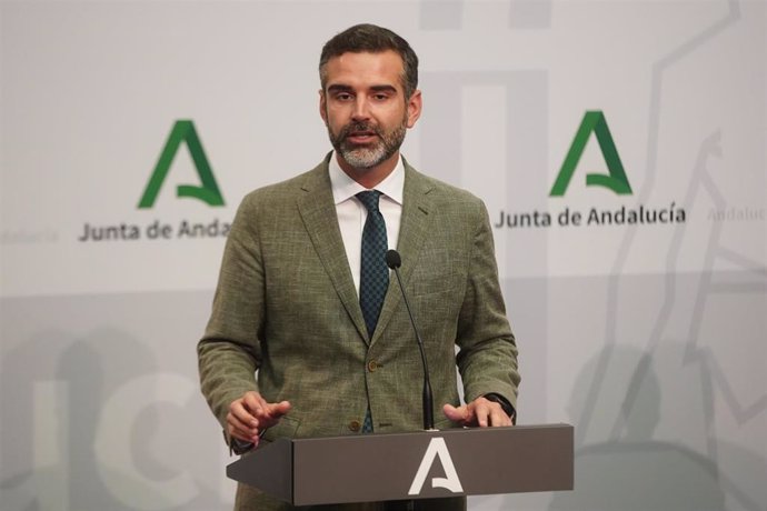 Archivo - El consejero de Sostenibilidad y portavoz del Gobierno andaluz, Ramón Fernández Pacheco, en una imagen de la rueda de prensa de 23 de mayo. 