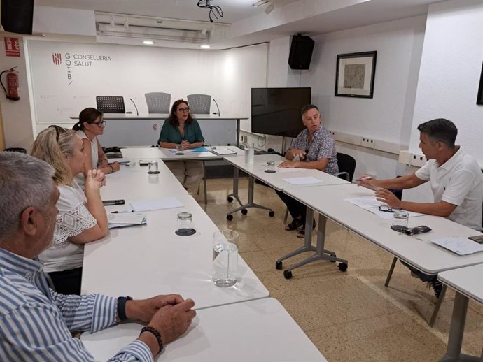 La consellera de Salud, Manuela García, reunida con los principales responsables del Colegio Oficial de Fisioterapeutas de Baleares.