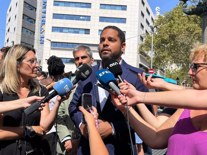 El secretari general de Vox, Ignacio Garriga, en declaracions als periodistes.