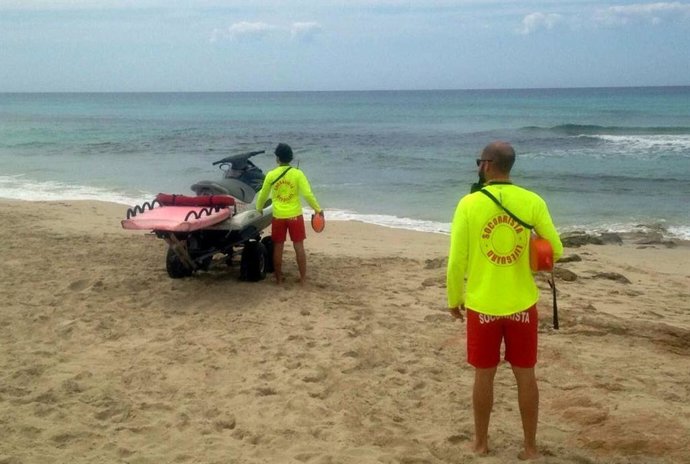 Archivo - Socorristas en una playa