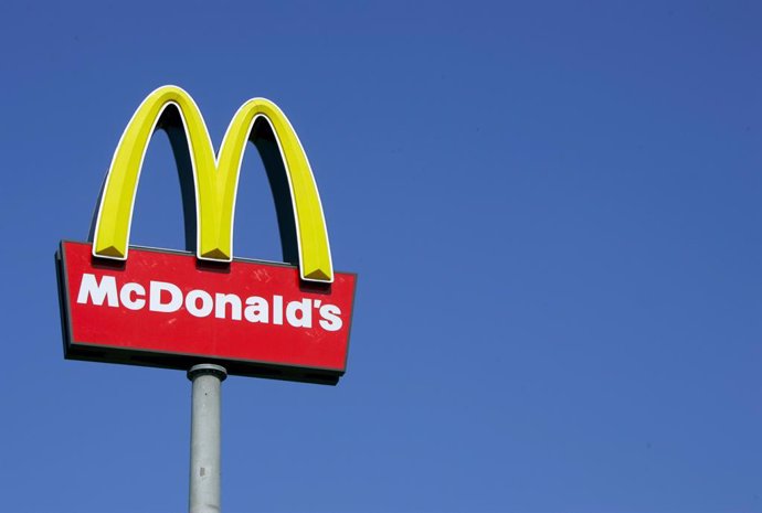 Archivo - FILED - 14 September 2007, Bavaria, Landau: A general view of a McDonald's company sign near a branch