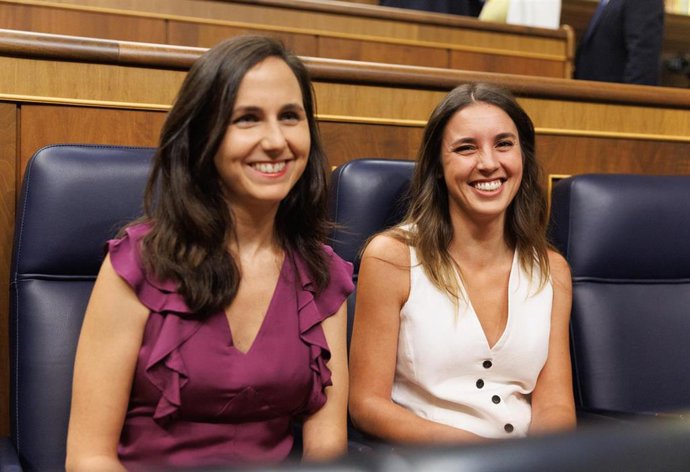 La secretaria general de Podemos y ministra de Derechos Sociales, Ione Belarra, junto a la ministra de Igualdad, Irene Montero durante la Sesión Constitutiva de la XV Legislatura en el Congreso, a 17 de agosto de 2023, en Madrid (España). 