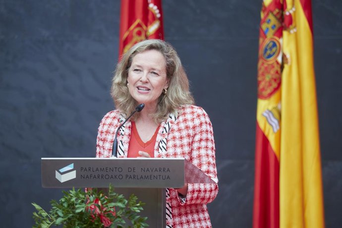 Nadia Calviño  en el Atrio del Parlamento foral, a 17 de agosto de 2023, en Pamplona, Navarra (España). La candidata socialista María Chivite fue investida el pasado 15 de agosto como presidenta de Navarra, en la segunda jornada del pleno celebrado en e
