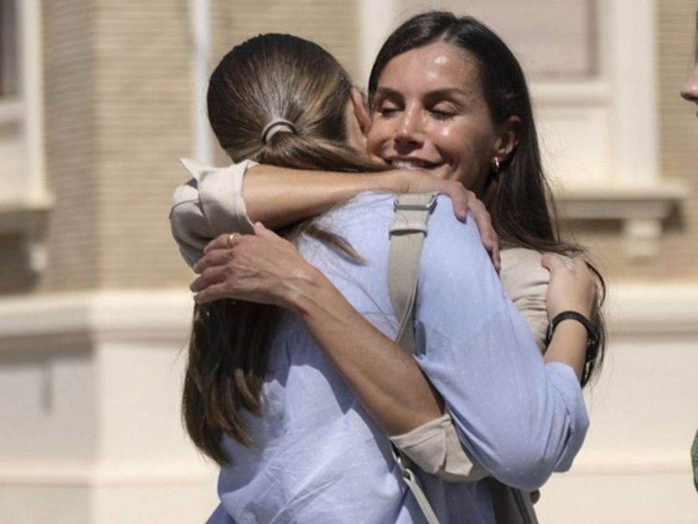 La Princesa de Asturias, Leonor, se despide de su madre la Reina Letizia, a la llegada a la Academia General Militar de Zaragoza