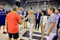 La alcaldesa de Granada recibe a la selección de baloncesto, que ultima su puesta a punto para la Copa del Mundo