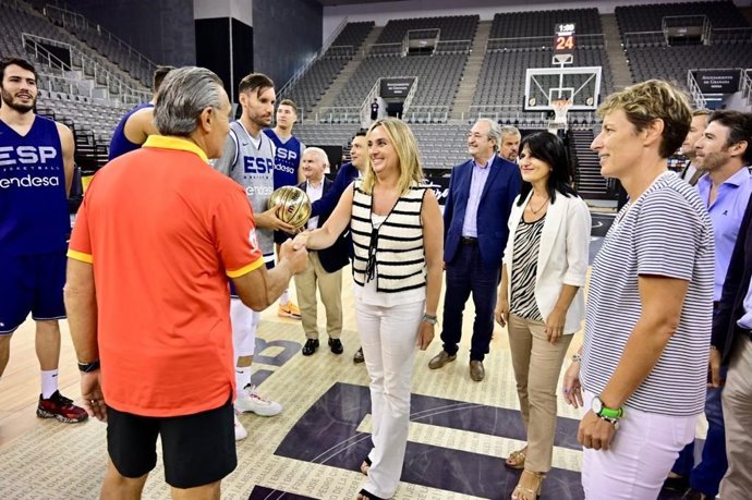 La alcaldesa de Granada, Marifrán Carazo, saluda a Sergio Scariolo