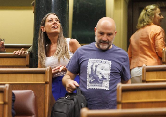 La diputada de Junts, Miriam Nogueras y el único diputado del BNG, Néstor Rego durante la Sesión Constitutiva de la XV Legislatura en el Congreso de los Diputados.