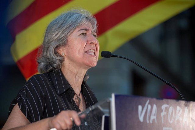 La presidenta de la ANC, Dolors Feliu, interviene durante una protesta convocada por la ANC ante la Generalitat, a 24 de julio de 2023