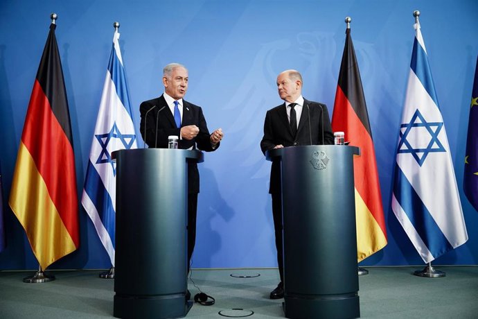 Archivo - El primer ministro de Israel, Benjamin Netanyahu, y el canciller de Alemanaia, Olaf Scholz