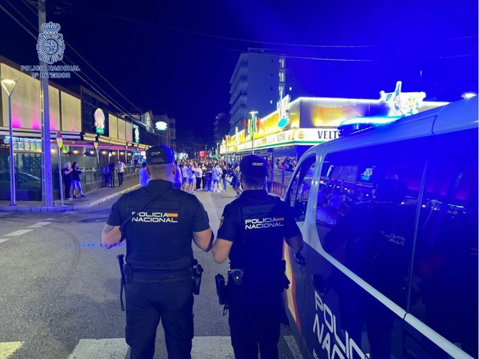 La Policía Nacional en la zona de la playa de Palma en la operación verano