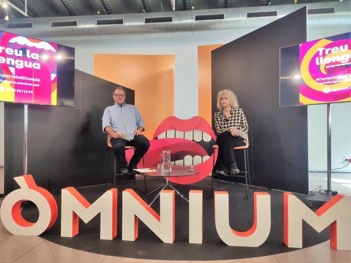 Archivo - El presidente de mnium Cultural, Xavier Antich, y la vicepresidenta de la entidad, Mnica Terribas, durante la presentación de la campaña 'Treu la llengua, comparteix el catala!'