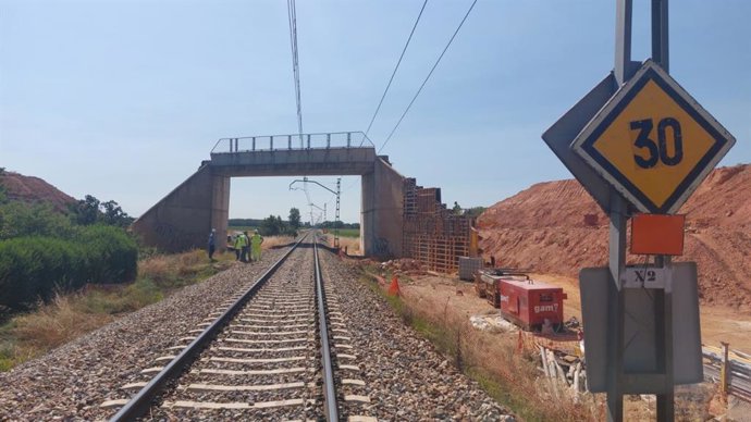 Adif acomete la última fase de la reparación del paso superior de la N-120a, entre Astorga y San Justo de la Vega.