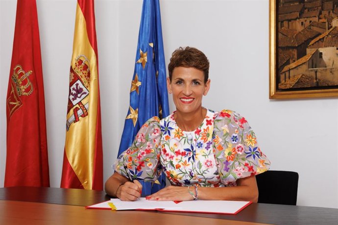 La Presidenta Chivite firma el decreto con la estructura del nuevo Gobierno de Navarra.