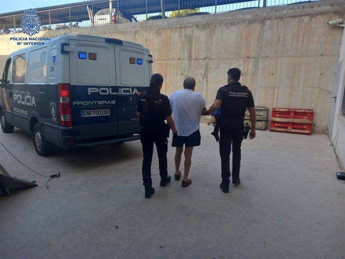 El detenido, junto a dos agentes de la Policía Nacional.