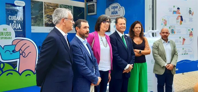 De izquierda a derecha, el presidente de la Confederación Hidrográfica del Cantábrico (CHC), Manuel Gutiérrez; el gerente de Cadasa, Julio Pérez; la consejera de Transición Ecológica, Industria y Desarrollo Económico, Nieves Roqueñí; el presidente de la