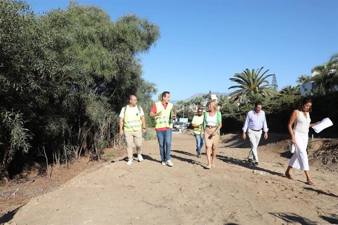 La alcaldesa, Ángeles Muñoz, y el concejal de Obras, Diego López, visitan los trabajos de un nuevo tramo de paseo marítimo