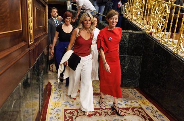 La vicepresidenta segunda en funciones, Yolanda Díaz (i) y la portavoz de Sumar en el Congreso, Marta Lois, en la sesión Constitutiva de la XV Legislatura en el Congreso de los Diputados, a 17 de agosto de 2023, en Madrid (España). L