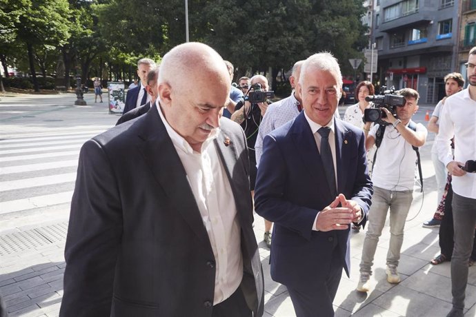 Iñigo Urkullu a su llegada al Parlamento foral, a 17 de agosto de 2023, en Pamplona, Navarra (España). 